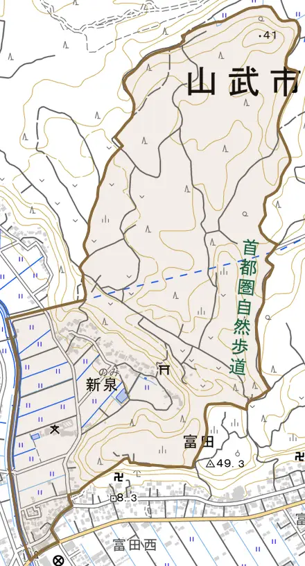 新泉とその周辺の地図。町の範囲を重ねている