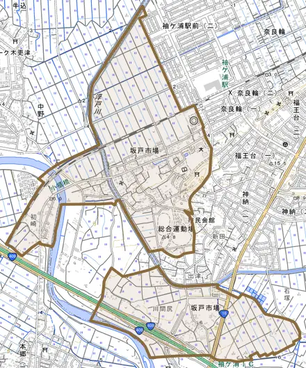 坂戸市場とその周辺の地図。町の範囲を重ねている