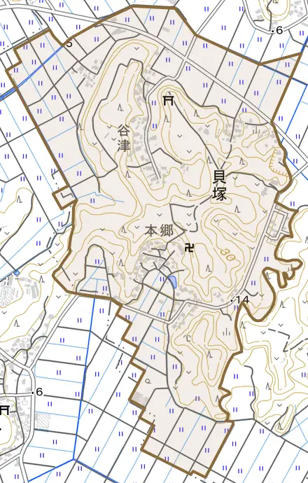 貝塚とその周辺の地図。町の範囲を重ねている