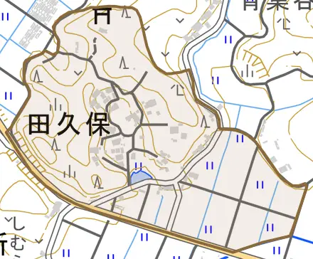 田久保とその周辺の地図。町の範囲を重ねている