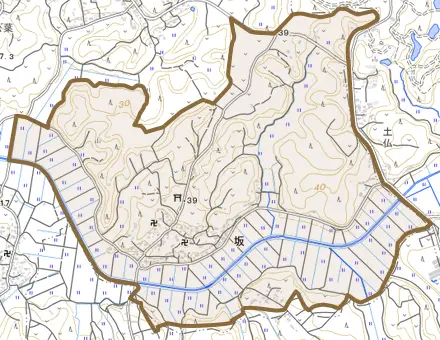 坂とその周辺の地図。町の範囲を重ねている