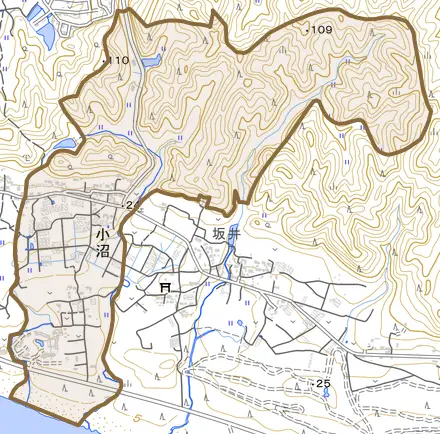 小沼とその周辺の地図。町の範囲を重ねている