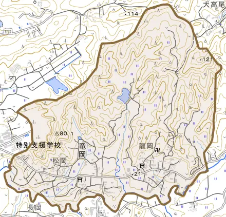 竜岡とその周辺の地図。町の範囲を重ねている