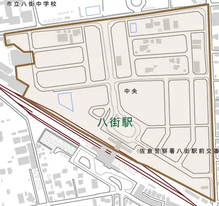 中央とその周辺の地図。町の範囲を重ねている