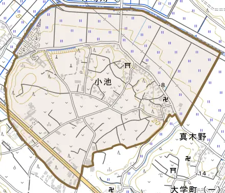 小池とその周辺の地図。町の範囲を重ねている