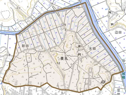 麦丸とその周辺の地図。町の範囲を重ねている