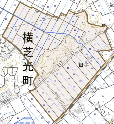 母子とその周辺の地図。町の範囲を重ねている