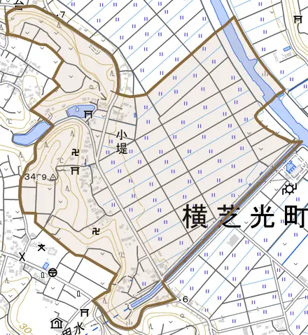小堤とその周辺の地図。町の範囲を重ねている