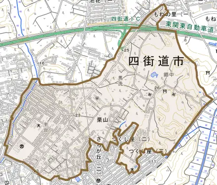 栗山とその周辺の地図。町の範囲を重ねている