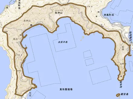 魚神山とその周辺の地図。町の範囲を重ねている