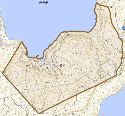 釜木とその周辺の地図。町の範囲を重ねている