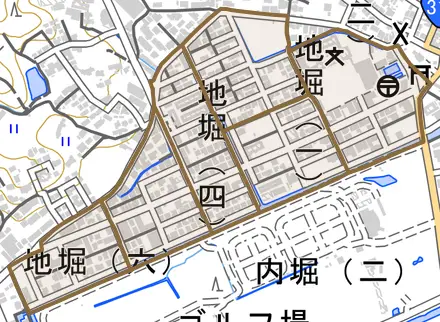 地堀とその周辺の地図。町の範囲を重ねている