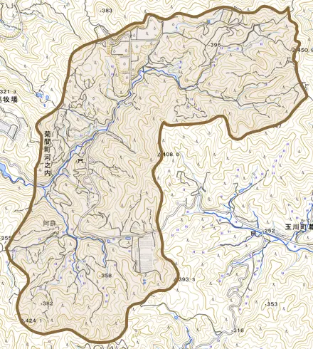 菊間町河之内とその周辺の地図。町の範囲を重ねている