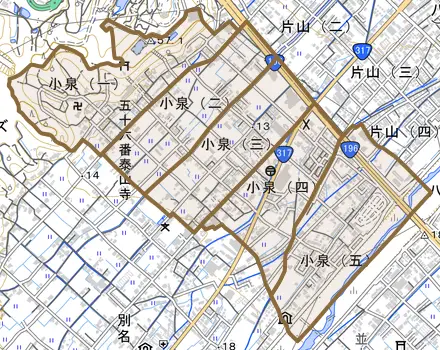 小泉とその周辺の地図。町の範囲を重ねている