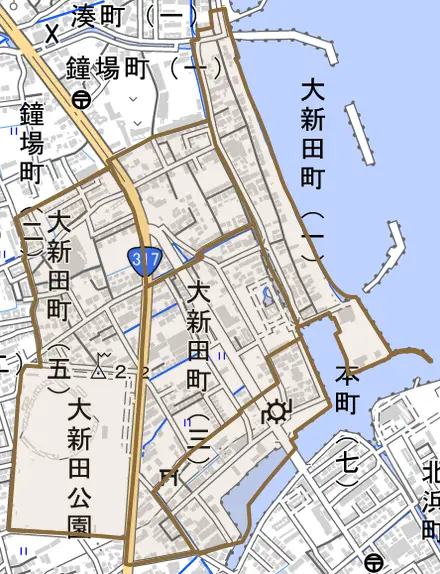 大新田町とその周辺の地図。町の範囲を重ねている
