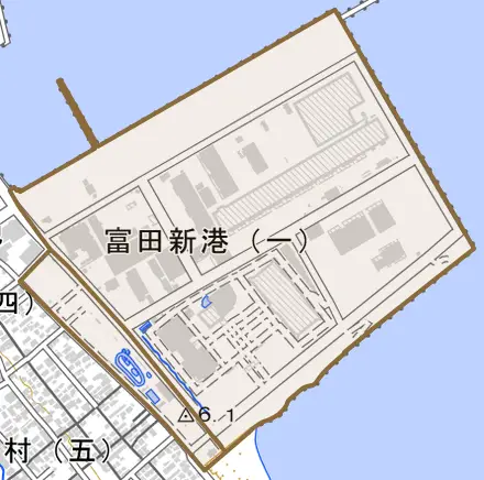 富田新港とその周辺の地図。町の範囲を重ねている