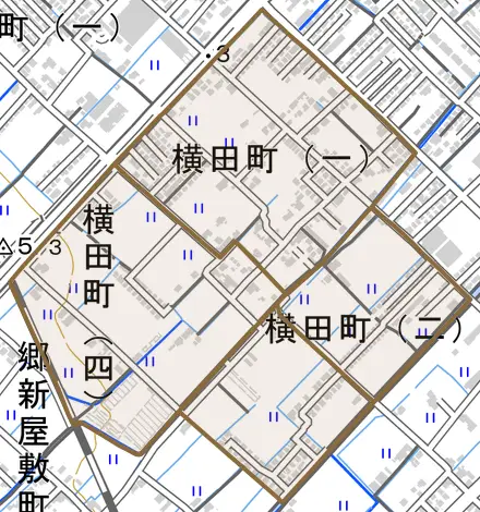 横田町とその周辺の地図。町の範囲を重ねている
