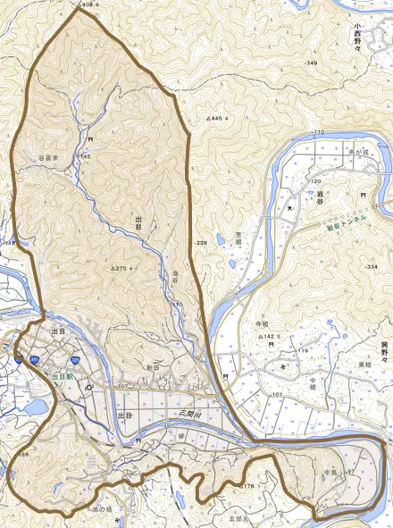大字出目とその周辺の地図。町の範囲を重ねている