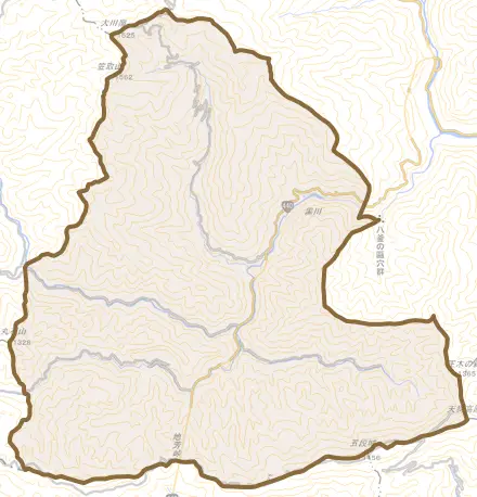 西谷とその周辺の地図。町の範囲を重ねている