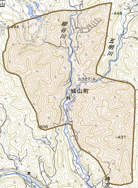 城山町とその周辺の地図。町の範囲を重ねている