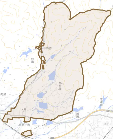 北梅本町とその周辺の地図。町の範囲を重ねている