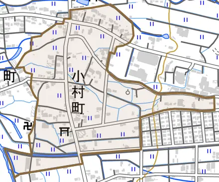 小村町とその周辺の地図。町の範囲を重ねている
