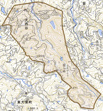 大西谷とその周辺の地図。町の範囲を重ねている