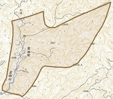 恩地町とその周辺の地図。町の範囲を重ねている