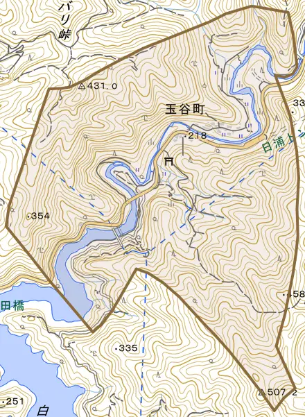 玉谷町とその周辺の地図。町の範囲を重ねている