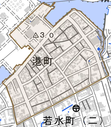 港町とその周辺の地図。町の範囲を重ねている