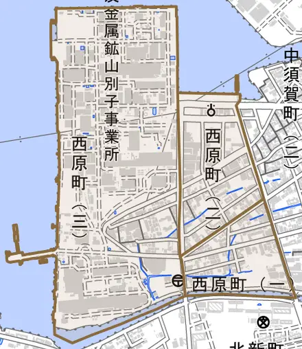 西原町とその周辺の地図。町の範囲を重ねている