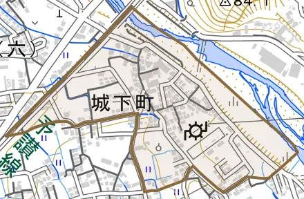 城下町とその周辺の地図。町の範囲を重ねている
