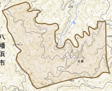 北裏とその周辺の地図。町の範囲を重ねている