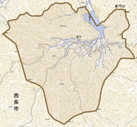 黒谷とその周辺の地図。町の範囲を重ねている
