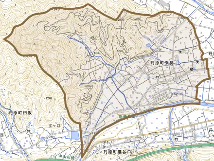 丹原町来見とその周辺の地図。町の範囲を重ねている
