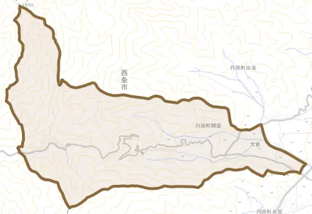 丹原町関屋とその周辺の地図。町の範囲を重ねている