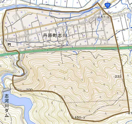 丹原町志川とその周辺の地図。町の範囲を重ねている