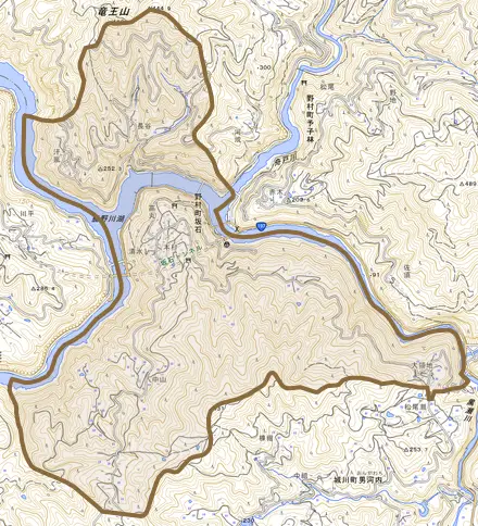 野村町坂石とその周辺の地図。町の範囲を重ねている