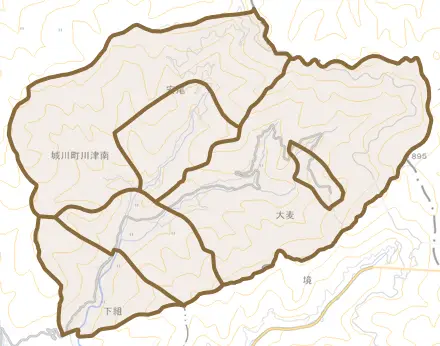 城川町川津南とその周辺の地図。町の範囲を重ねている