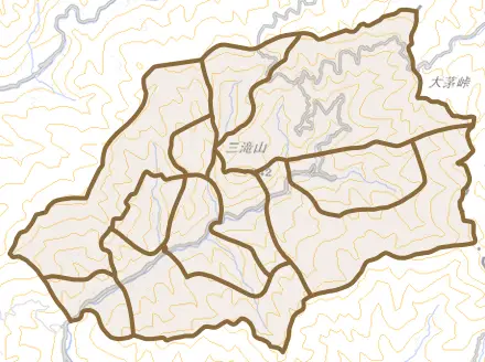 城川町窪野とその周辺の地図。町の範囲を重ねている