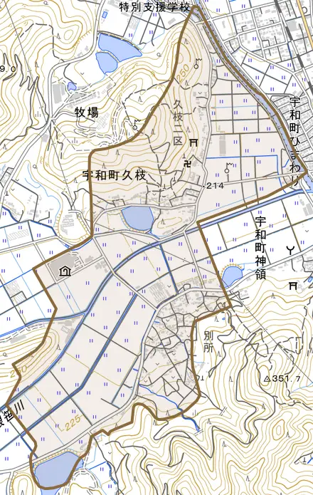 宇和町久枝とその周辺の地図。町の範囲を重ねている
