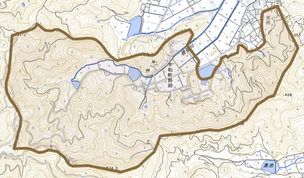 宇和町野田とその周辺の地図。町の範囲を重ねている