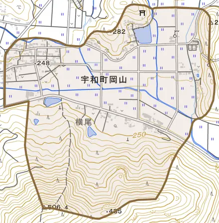宇和町岡山とその周辺の地図。町の範囲を重ねている
