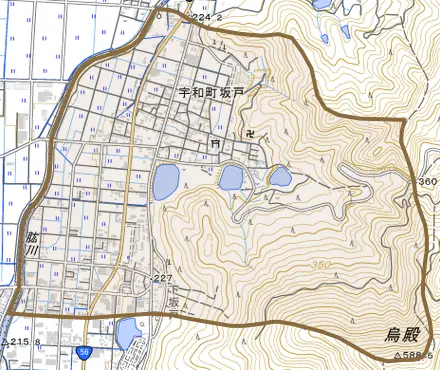宇和町坂戸とその周辺の地図。町の範囲を重ねている