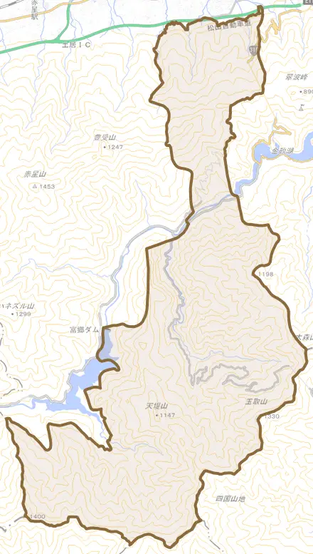 富郷町寒川山とその周辺の地図。町の範囲を重ねている