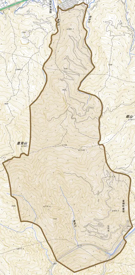 富郷町豊坂とその周辺の地図。町の範囲を重ねている