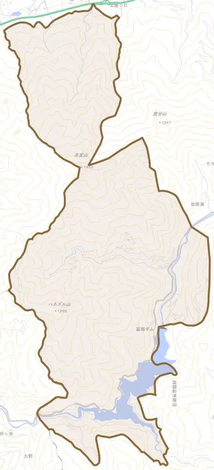 富郷町津根山とその周辺の地図。町の範囲を重ねている