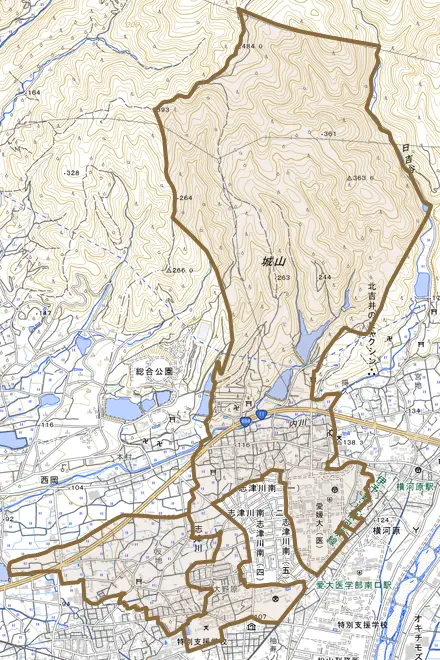 志津川とその周辺の地図。町の範囲を重ねている