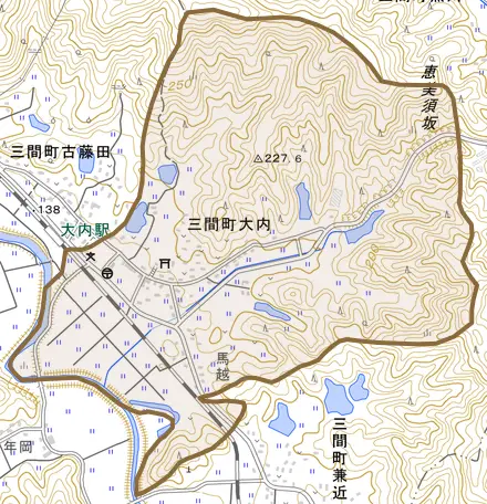 三間町大内とその周辺の地図。町の範囲を重ねている