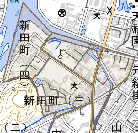 新田町とその周辺の地図。町の範囲を重ねている